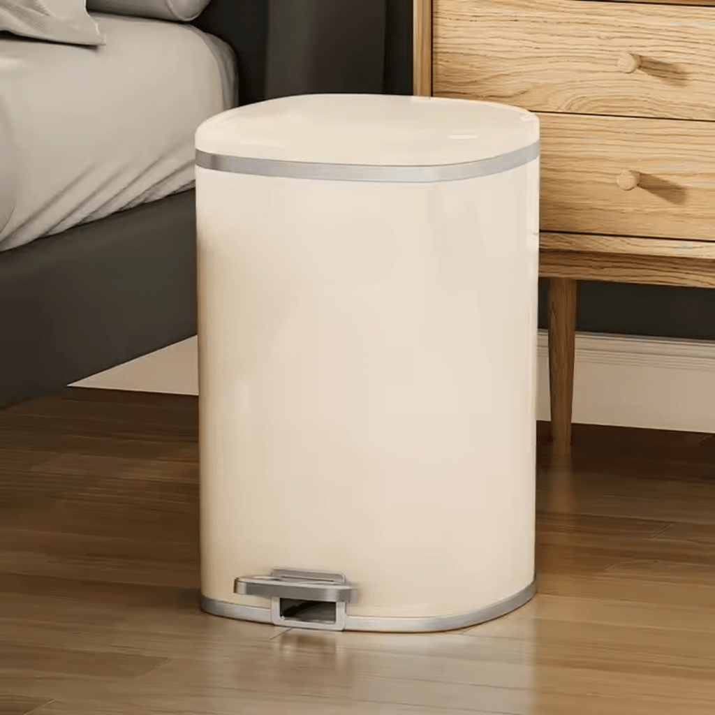 Max Capacity Covered Trash Bin